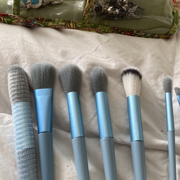 New makeup brushes in package - Picture 3 of 4